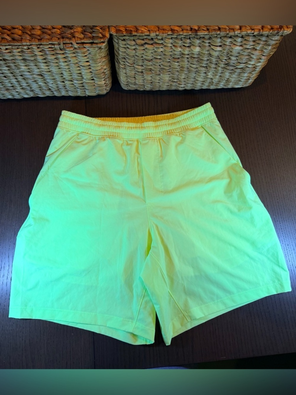 lululemon athletica Pace Breaker Neon Electric Yellow 7in Men’s Medium Shorts